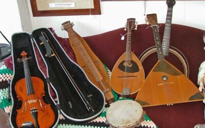How many ways can you play stringed instruments?