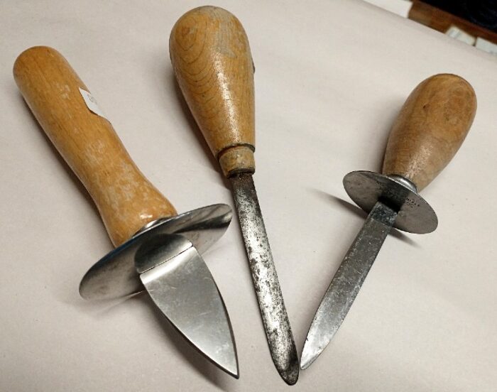 wooden handled oyster knives at Bahoukas