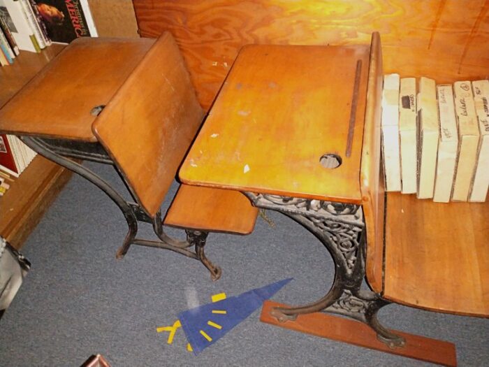 https://bahoukas.com/wp-content/uploads/2021/12/old-school-desk-3-700x525.jpg