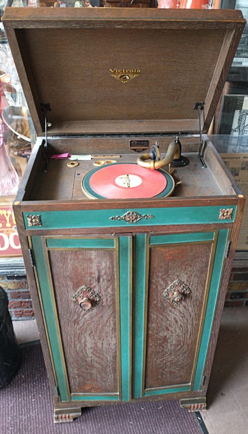 https://bahoukas.com/wp-content/uploads/2023/10/victrola-4.jpg